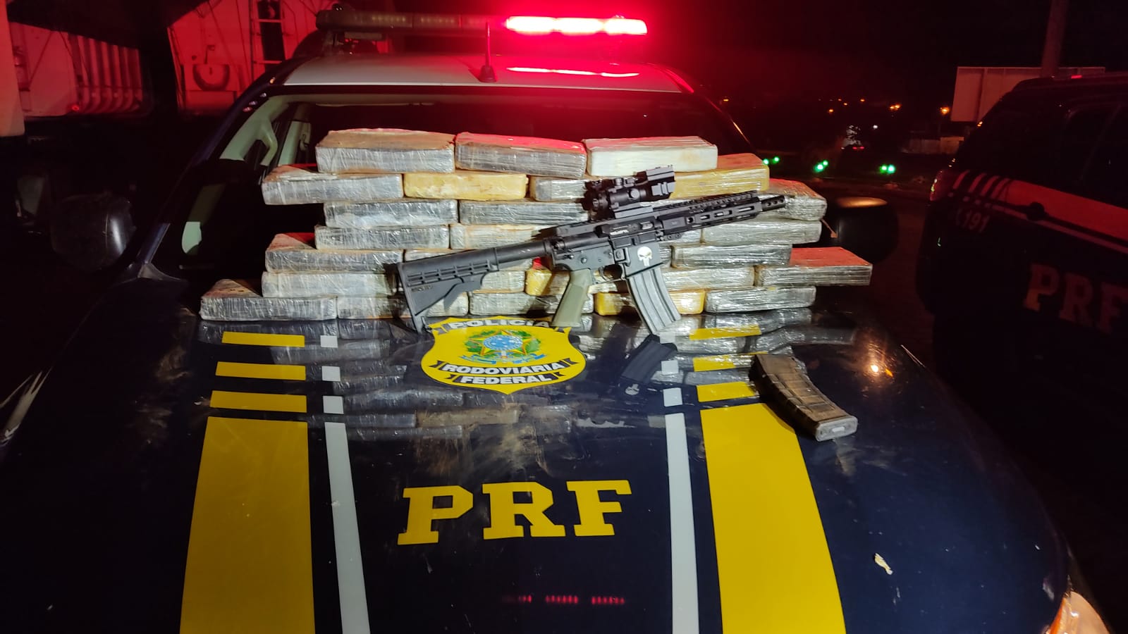 A droga e o fuzil foram encontrados durante fiscalização da PRF