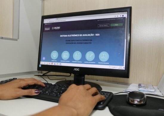 Exame Supletivo Eletrônico da Educação de Jovens e Adultos (EJA), o Provão Eletrônico no AM - Foto: Euzivaldo Queiroz / Secretaria de Estado de Educação e Desporto Escolar