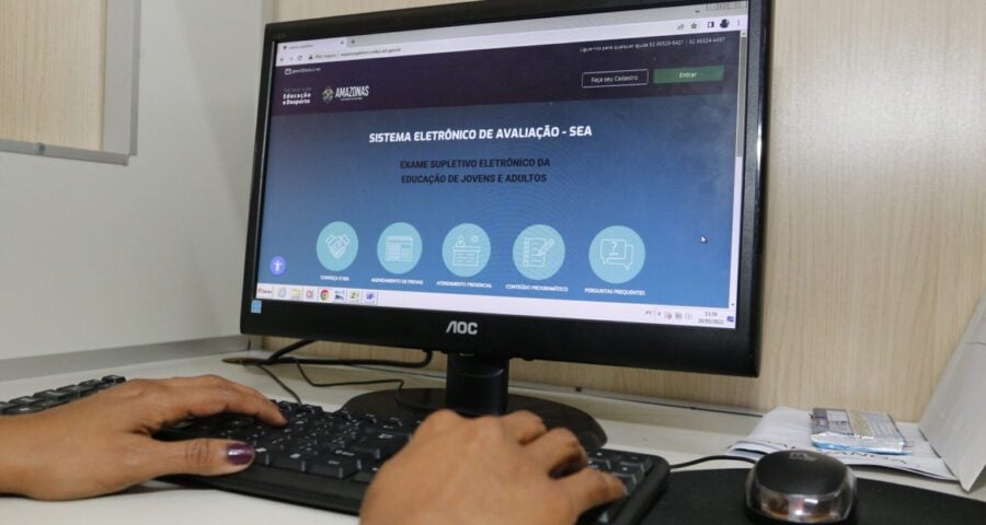 Exame Supletivo Eletrônico da Educação de Jovens e Adultos (EJA), o Provão Eletrônico no AM - Foto: Euzivaldo Queiroz / Secretaria de Estado de Educação e Desporto Escolar