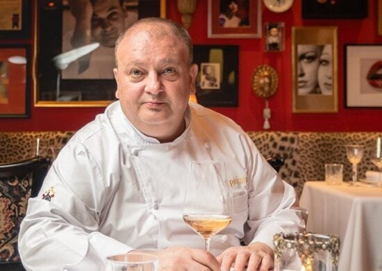 Renomado chef francês Erick Jacquin em seu restaurante - Foto: Reprodução/Facebook@erickjacquintompero