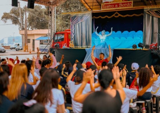 Grupo Teatro a Bordo traz alegria e cultura do brincar para Palmas com o espetáculo "Caixola Brincante"