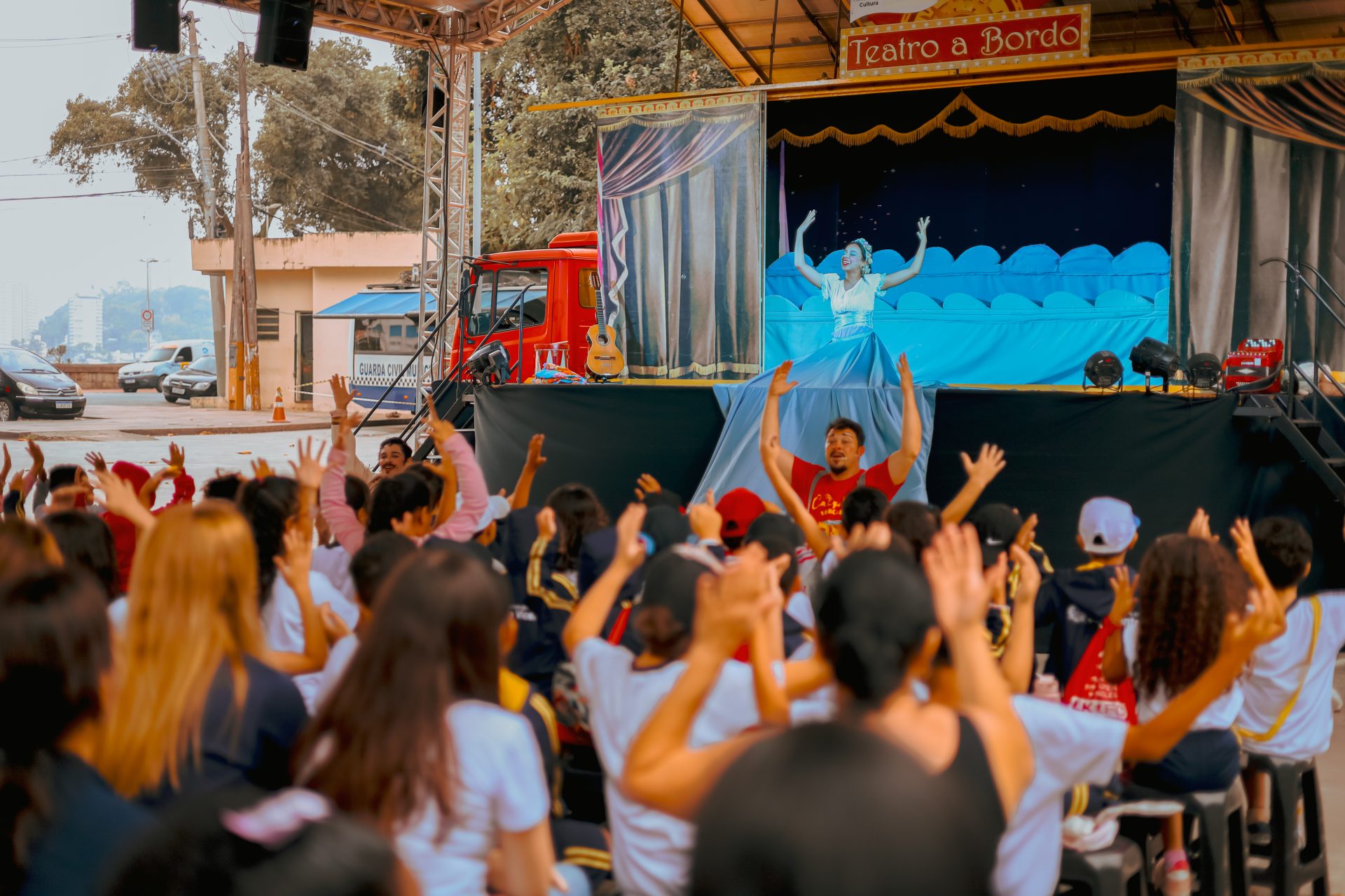 Grupo Teatro a Bordo traz alegria e cultura do brincar para Palmas com o espetáculo "Caixola Brincante"