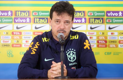 Em entrevista coletiva, Fernando Diniz avaliou a equipe Brasileira em campo e afirma que a Seleção venceu por mérito - Foto: Reprodução/ Vitor Silva/CBF