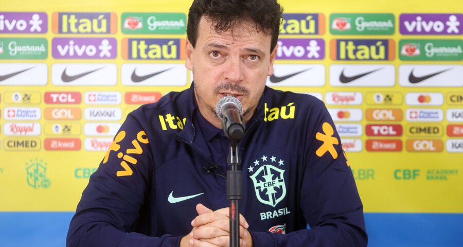 Em entrevista coletiva, Fernando Diniz avaliou a equipe Brasileira em campo e afirma que a Seleção venceu por mérito - Foto: Reprodução/ Vitor Silva/CBF