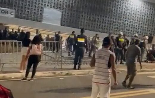 Torcida gera confusão durante jogo do Flamengo contra Athletico-PR