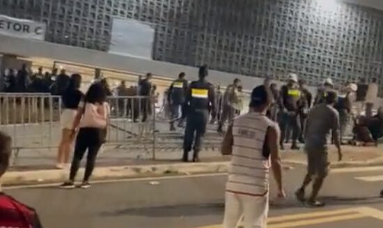 Torcida gera confusão durante jogo do Flamengo contra Athletico-PR