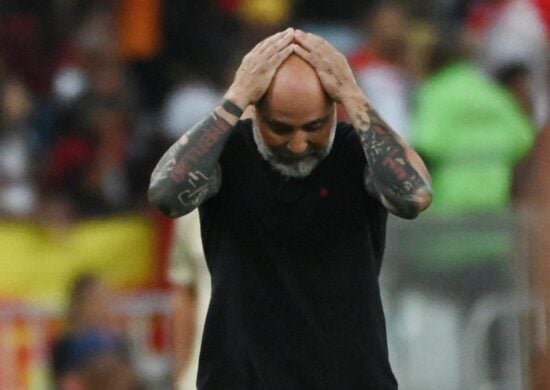 O técnico Jorge Sampaoli, do Flamengo, se lamenta na primeira partida entre Flamengo e São Paulo pela final da Copa do Brasil - Foto: Alexandre Brum/Enquadrar/Estadão Conteúdo