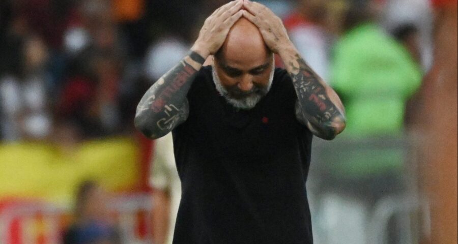 O técnico Jorge Sampaoli, do Flamengo, se lamenta na primeira partida entre Flamengo e São Paulo pela final da Copa do Brasil - Foto: Alexandre Brum/Enquadrar/Estadão Conteúdo