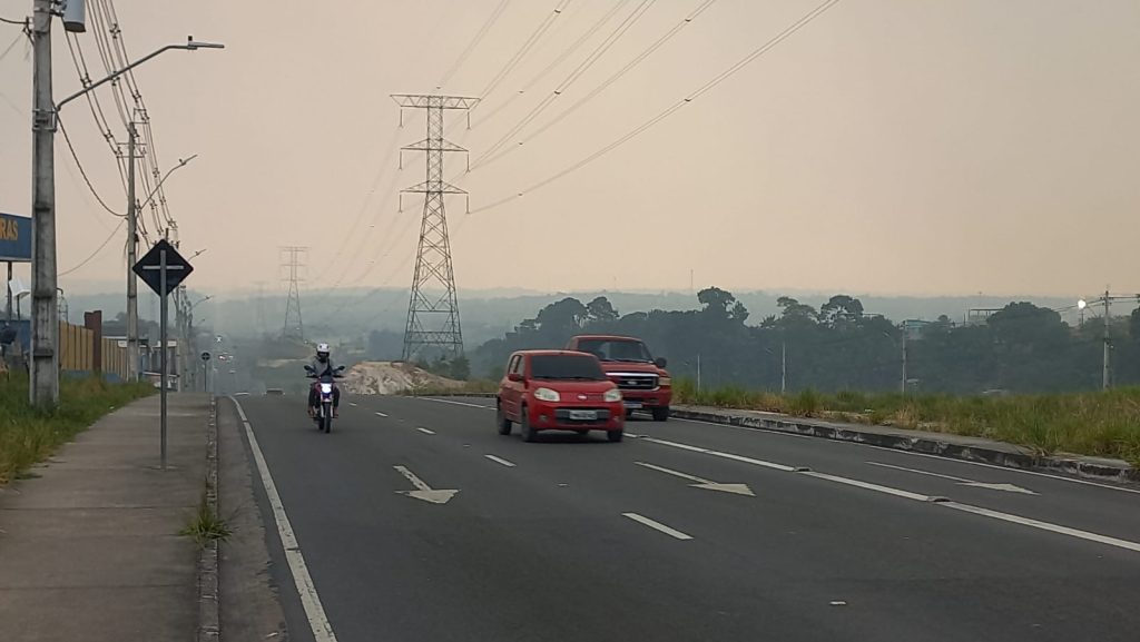 Fumaça na Avenida das Torres em Manaus- Foto: Celso Maia