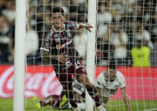 O atacante Germán Cano, do Fluminense, comemora após marcar gol na partida de volta entre Olimpia e Fluminense válida pelas quartas de final da Copa Libertadores 2023 - Foto: Jorge Saenz/Associated Press/Estadão Conteúdo