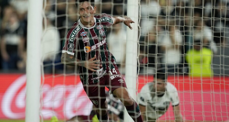 O atacante Germán Cano, do Fluminense, comemora após marcar gol na partida de volta entre Olimpia e Fluminense válida pelas quartas de final da Copa Libertadores 2023 - Foto: Jorge Saenz/Associated Press/Estadão Conteúdo