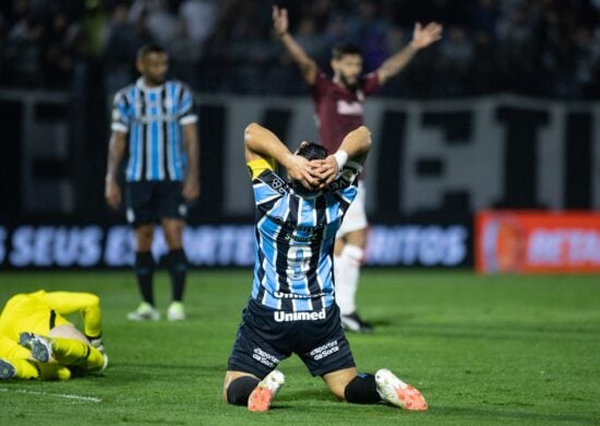 Luis Suaréz jogador do Grêmio lamenta durante partida contra o Bragantino no estádio Nabi Abi Chedid - Foto: Fabio Moreira Pinto/Agif - Agência De Fotografia/Estadão Conteúdo