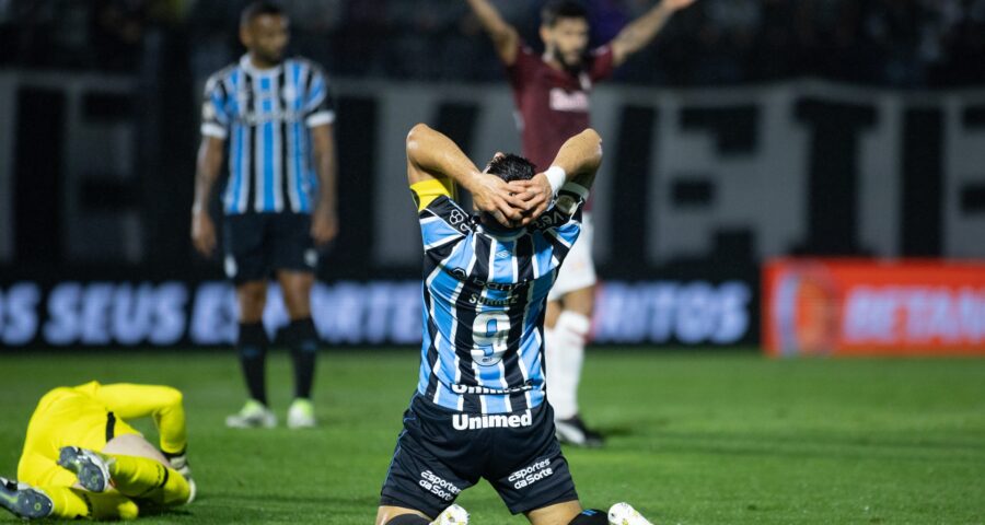 Luis Suaréz jogador do Grêmio lamenta durante partida contra o Bragantino no estádio Nabi Abi Chedid - Foto: Fabio Moreira Pinto/Agif - Agência De Fotografia/Estadão Conteúdo