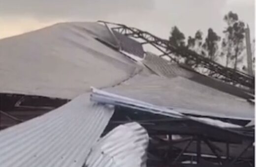 Galpão destruído por chuva e ventania fica localizado em uma fazenda próximo a BR- 153