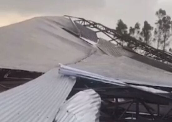 Galpão destruído por chuva e ventania fica localizado em uma fazenda próximo a BR- 153