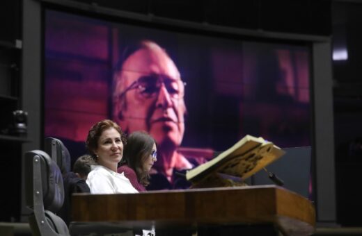 Homenagem a Olavo de Carvalho na Câmara tem sessão esvaziada