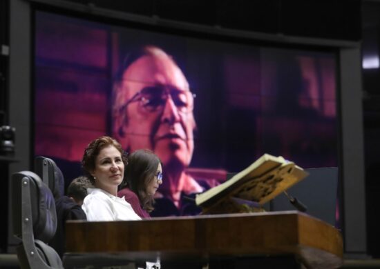 Homenagem a Olavo de Carvalho na Câmara tem sessão esvaziada