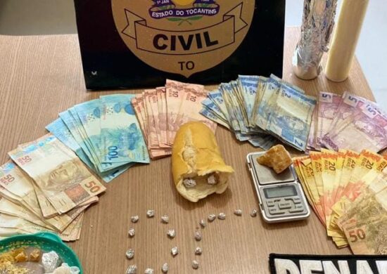 No local foi encontrado várias porções de drogas, R$ 879,00 em notas trocadas, balança de precisão e materiais para embalar os entorpecentes