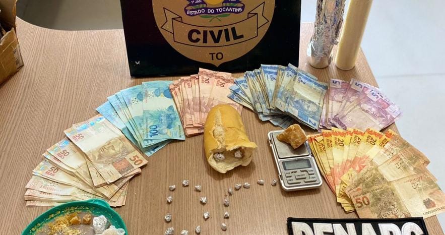 No local foi encontrado várias porções de drogas, R$ 879,00 em notas trocadas, balança de precisão e materiais para embalar os entorpecentes