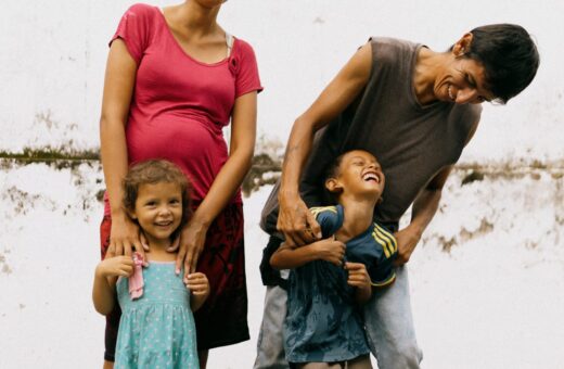 Família de imigrantes venezuelanos na exposição fotográfica- Foto: Cáritas/Arquivo