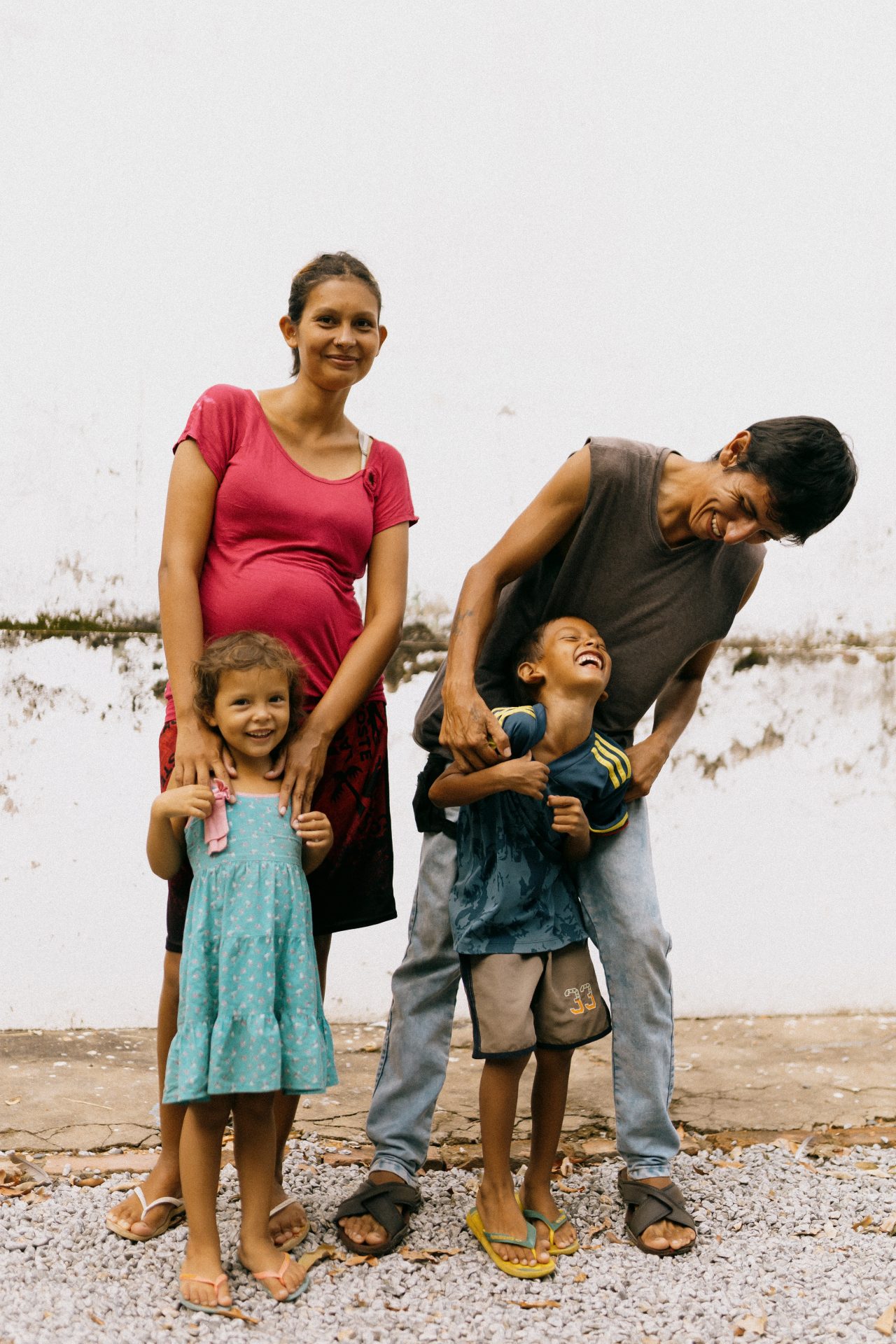 Família de imigrantes venezuelanos na exposição fotográfica- Foto: Cáritas/Arquivo
