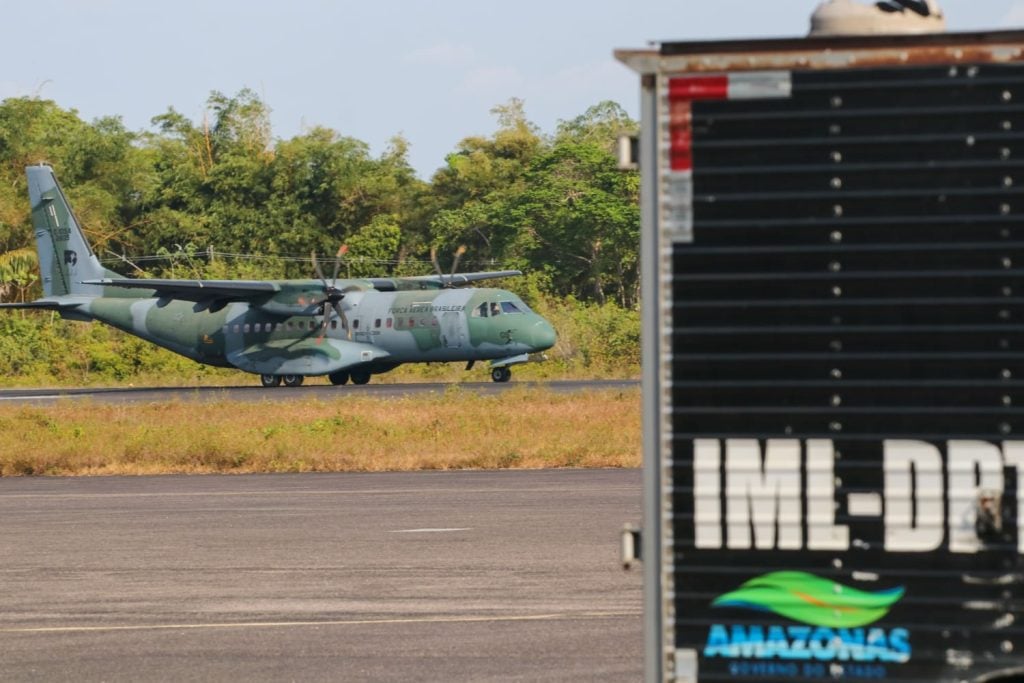 Corpos das vítimas da queda do avião em Barcelos foram trazidas para Manaus em ação conjunta com a Força Aérea Brasileira (FAB)- Foto: Mauro Neto / Secom