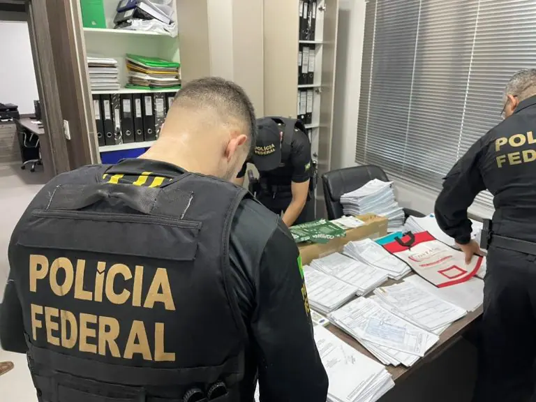 Polícia Federal durante a Operação Leviatã analisando as licitações na Prefeitura de Alto Alegre - Foto: PF/Reprodução