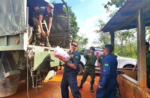 Forças Armadas entregando alimentos na Terra Indígena Yanomami - Foto: Forças Armadas/Divulgação