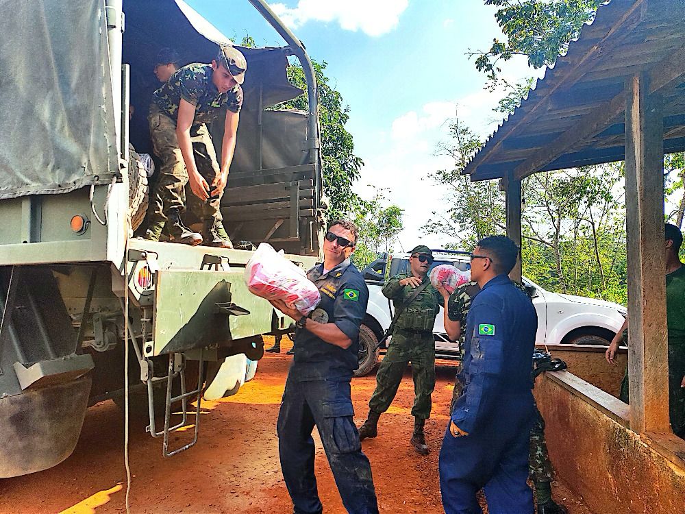Forças Armadas entregando alimentos na Terra Indígena Yanomami - Foto: Forças Armadas/Divulgação