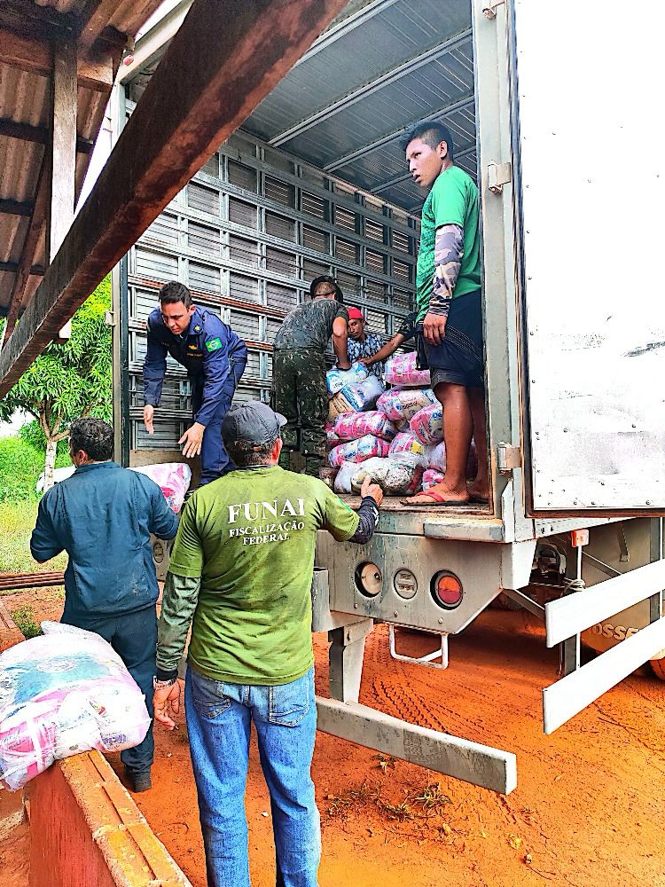 Militares das Forças Armadas realizando a entrega dos alimentos na Terra Indígena Yanomami - Foto: Forças Armadas/Divulgação
