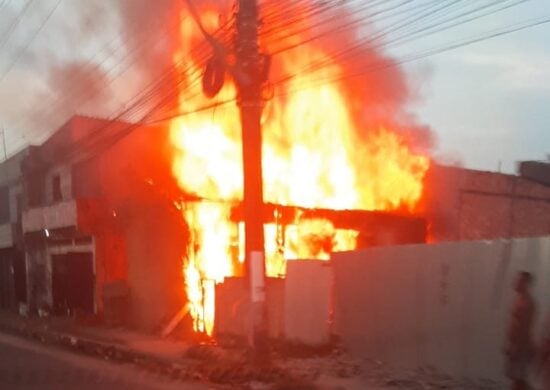 Bombeiros ainda não confirmaram se há feridos no incêndio - Foto: Reprodução Whatsapp