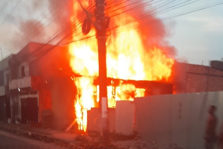 Bombeiros ainda não confirmaram se há feridos no incêndio - Foto: Reprodução Whatsapp