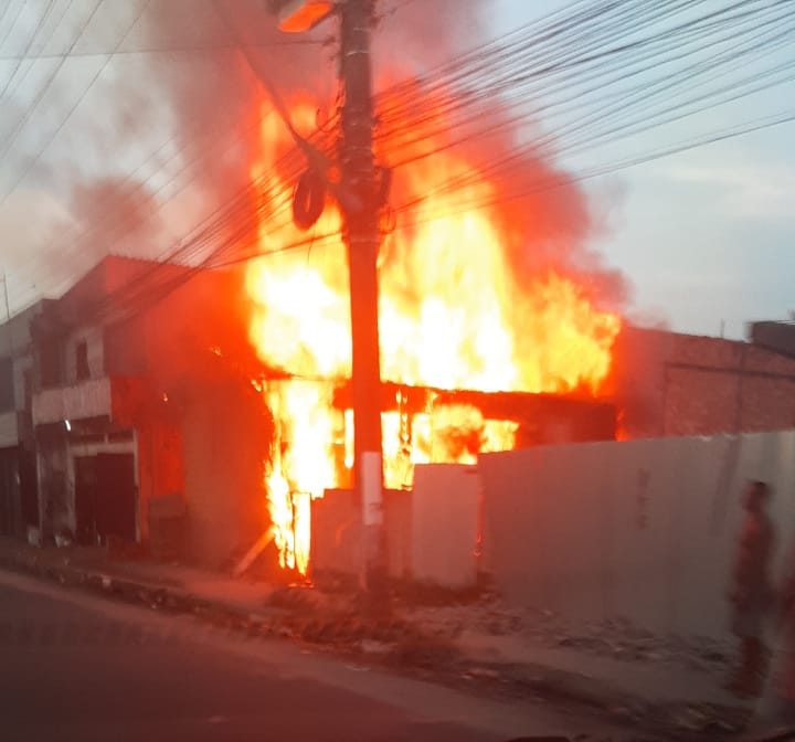 Bombeiros ainda não confirmaram se há feridos no incêndio - Foto: Reprodução Whatsapp