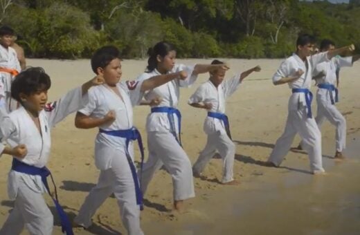 Crianças recebem faixas de Karatê em praia no interior do Amazonas - Foto: Reprodução/TV Norte