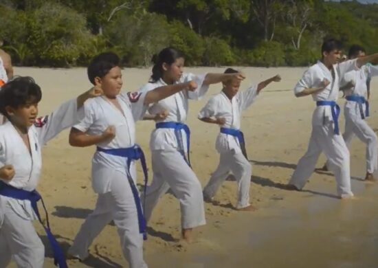 Crianças recebem faixas de Karatê em praia no interior do Amazonas - Foto: Reprodução/TV Norte