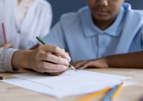 Lavagem cerebral deputada AM propõe PL sobre doutrinação escolas