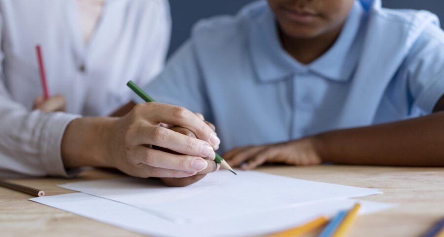 Lavagem cerebral deputada AM propõe PL sobre doutrinação escolas