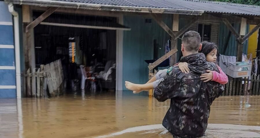 Lula anuncia R$ 1 bilhão do BNDES para auxiliar população do Rio Grande do Sul após enchentes -Foto: Exército Brasileiro/Twitter