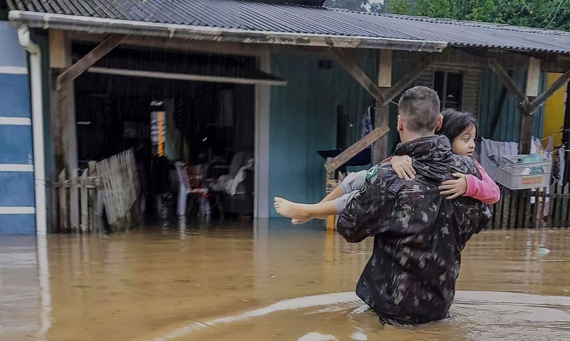 Lula anuncia R$ 1 bilhão do BNDES para auxiliar população do Rio Grande do Sul após enchentes -Foto: Exército Brasileiro/Twitter