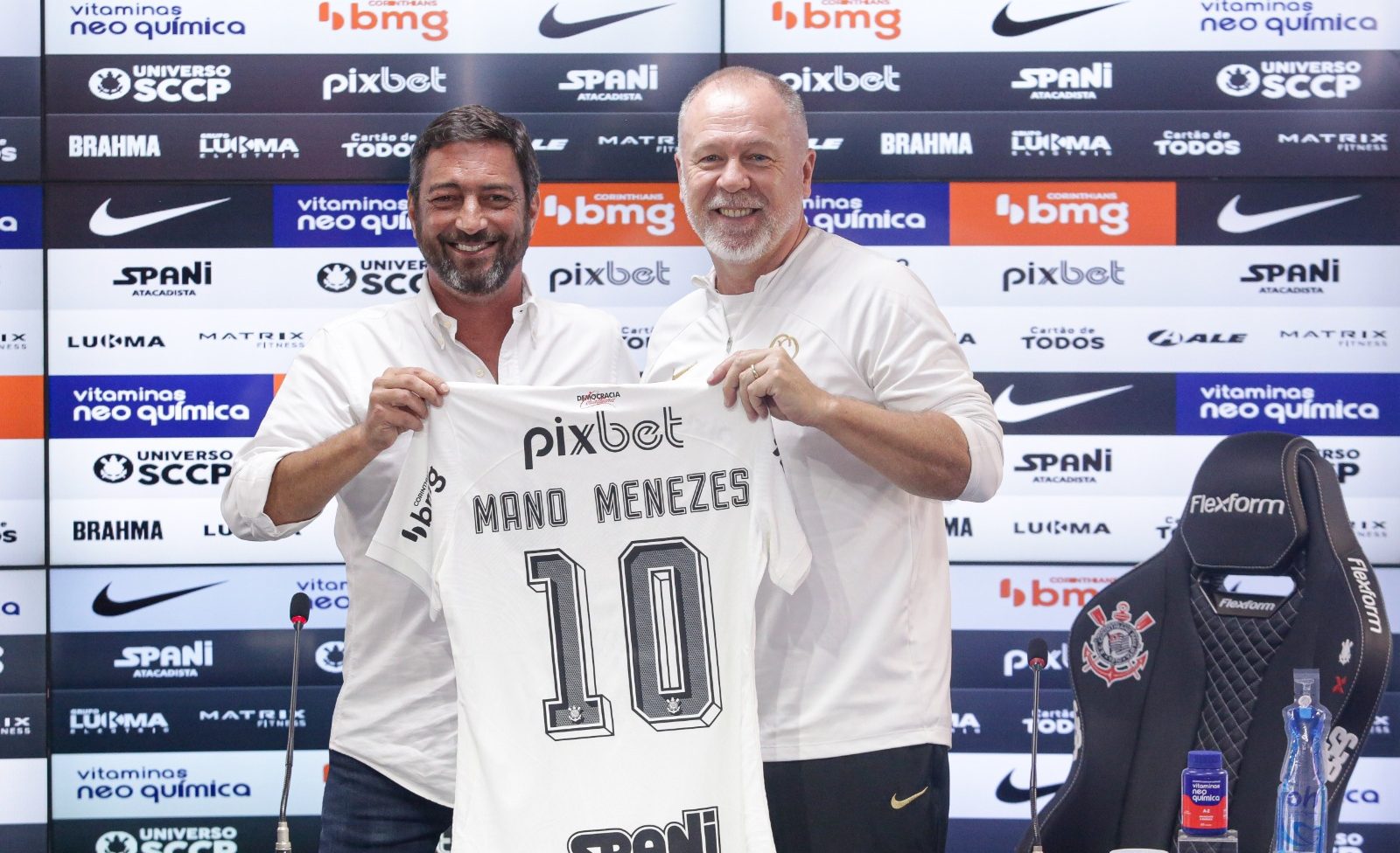Mano Menezes pretende usar táticas simples, que podem gerar resultados - Foto: Reprodução/ X @Corinthians