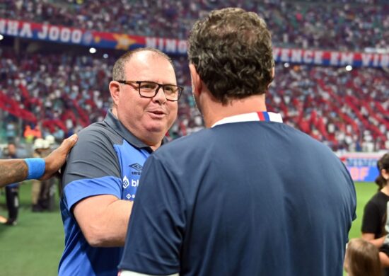 Marcelo Fernandes, técnico do Santos, durante partida contra o Bahia no estádio Arena Fonte Nova pelo campeonato Brasileiro A 2023 - Foto: Walmir Cirne/Agif - Agência De Fotografia/Agif - Agência De Fotografia/Estadão Conteúdo