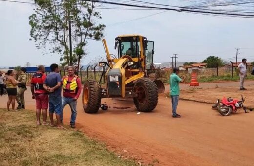 Pela imagem é possível ver os pneus da moto tortos