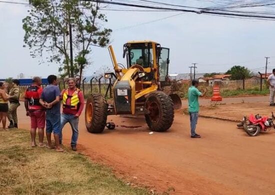 Pela imagem é possível ver os pneus da moto tortos