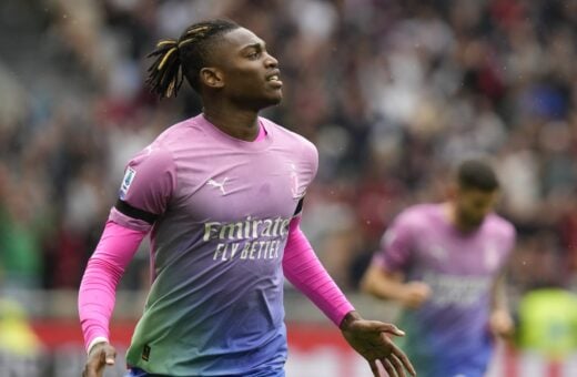 Rafael Leão, do Milan, comemora após marcar gol durante a partida contra o Hellas Verona, no estádio San Siro, em Milão, na Itália, neste sábado, 23 de setembro de 2023 - Foto: Luca Bruno/ Associated Press/ Estadão Conteúdo