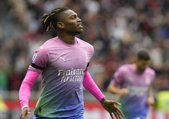 Rafael Leão, do Milan, comemora após marcar gol durante a partida contra o Hellas Verona, no estádio San Siro, em Milão, na Itália, neste sábado, 23 de setembro de 2023 - Foto: Luca Bruno/ Associated Press/ Estadão Conteúdo