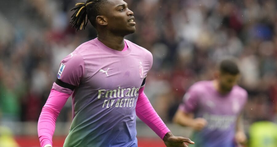 Rafael Leão, do Milan, comemora após marcar gol durante a partida contra o Hellas Verona, no estádio San Siro, em Milão, na Itália, neste sábado, 23 de setembro de 2023 - Foto: Luca Bruno/ Associated Press/ Estadão Conteúdo