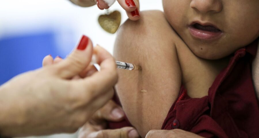 Multivacinação para menores de 15 anos inicia em 7 estados