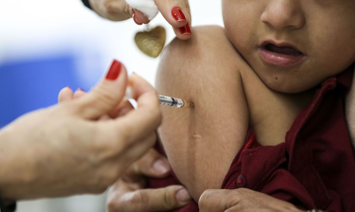 Multivacinação para menores de 15 anos inicia em 7 estados