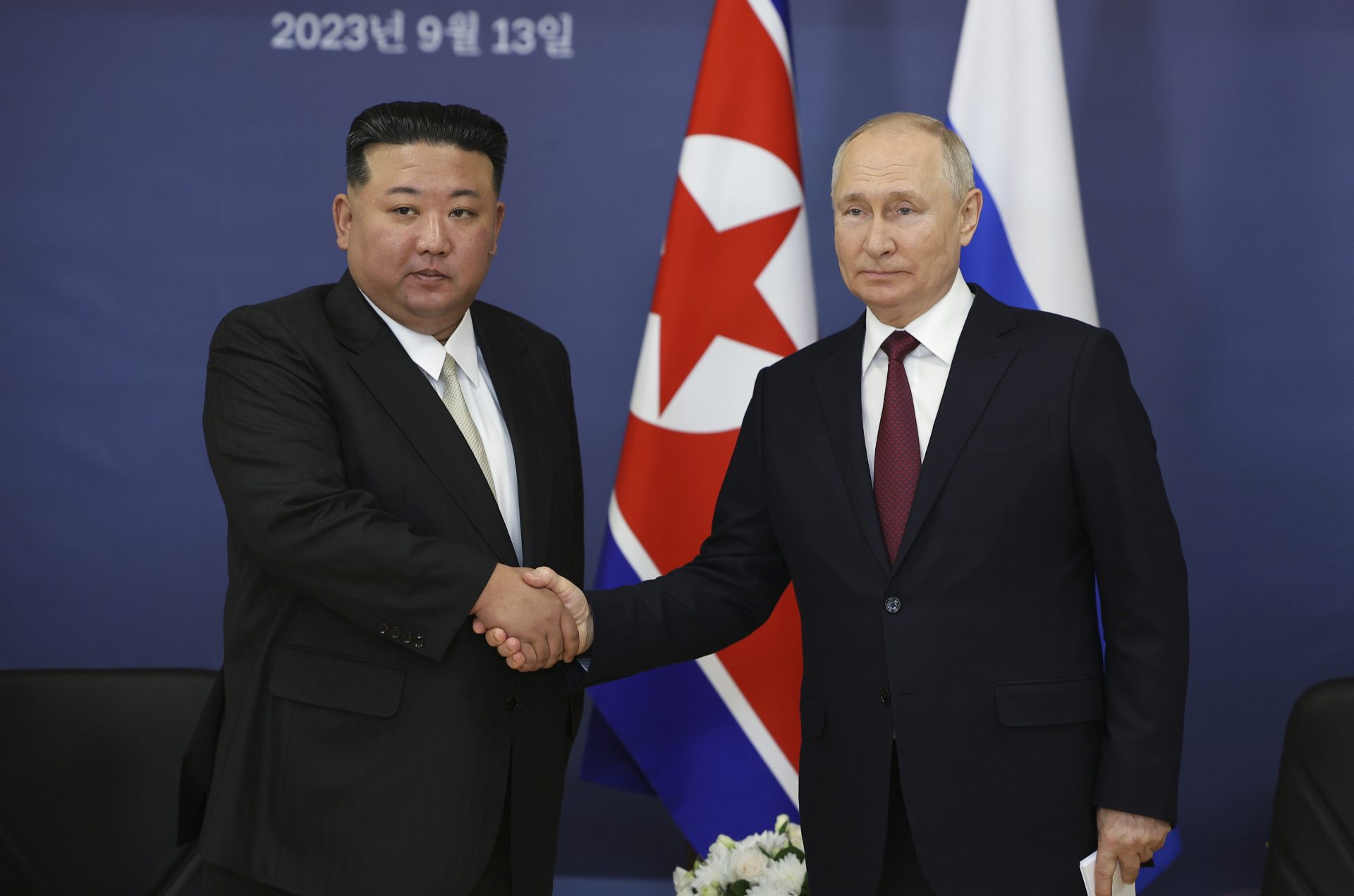 Na Rússia, Kim Jong-un visita fábricas de armas militares e inspeciona navios
