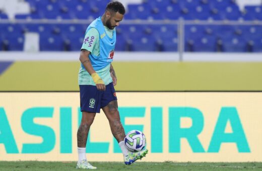 Neymar assusta equipe ao cair durante treino da Seleção - Foto: Reprodução/ Vitor Silva/CBF